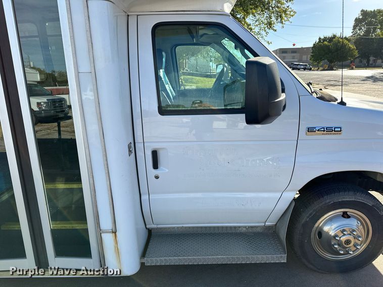 image for item NQ9461 2017 Ford E450  shuttle bus