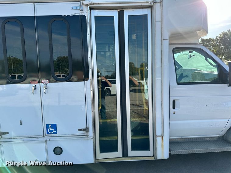 image for item NQ9461 2017 Ford E450  shuttle bus