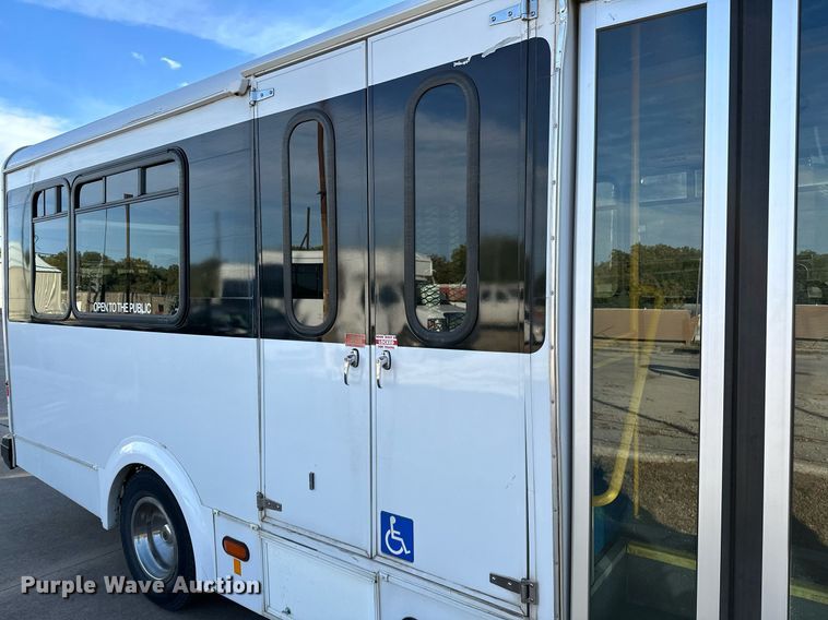 image for item NQ9461 2017 Ford E450  shuttle bus