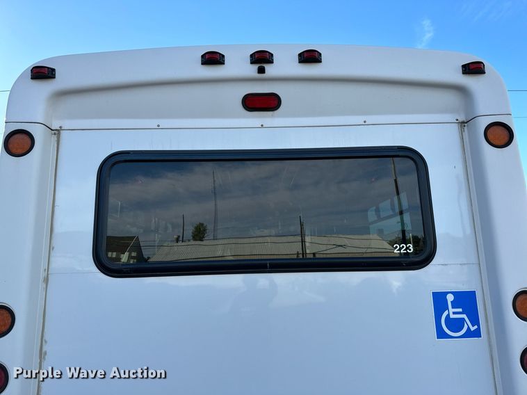 image for item NQ9461 2017 Ford E450  shuttle bus