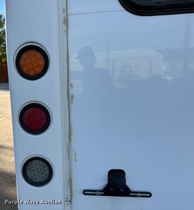 image for item NQ9461 2017 Ford E450  shuttle bus