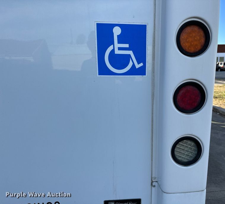 image for item NQ9461 2017 Ford E450  shuttle bus