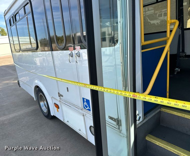 image for item NQ9461 2017 Ford E450  shuttle bus