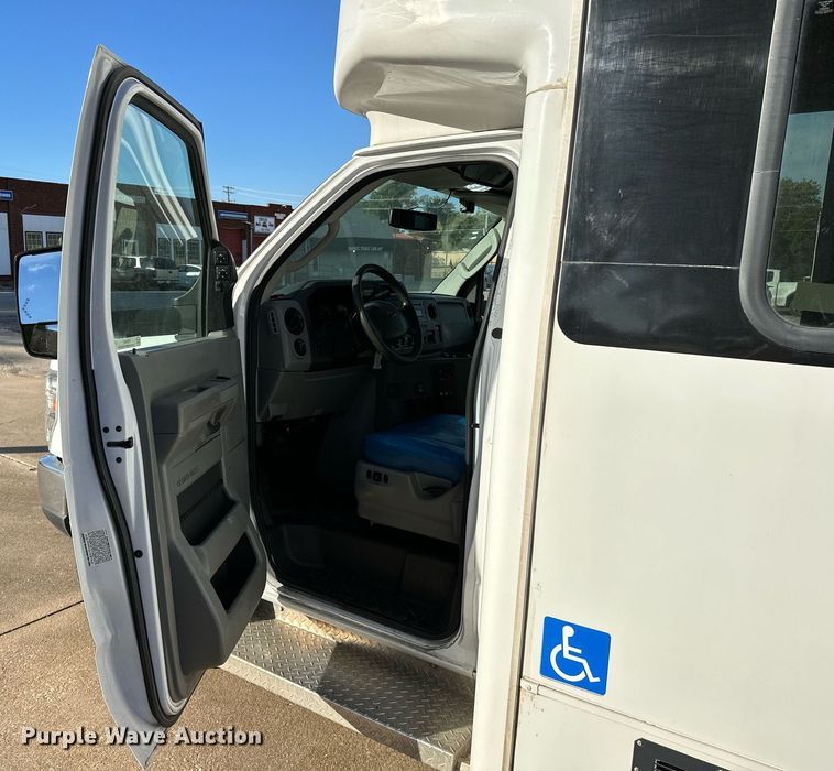 image for item NQ9461 2017 Ford E450  shuttle bus