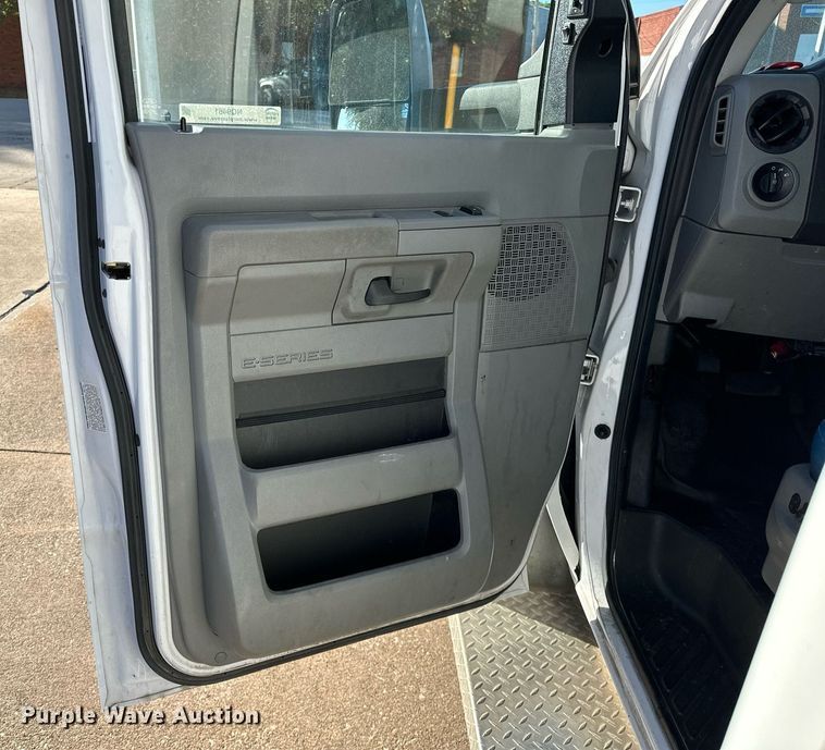 image for item NQ9461 2017 Ford E450  shuttle bus