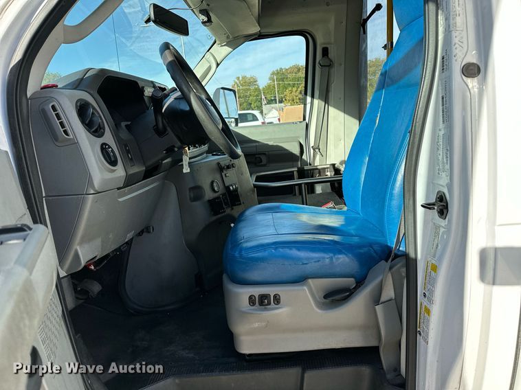 image for item NQ9461 2017 Ford E450  shuttle bus