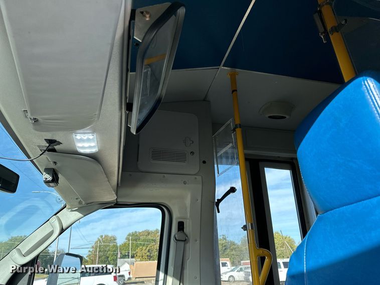 image for item NQ9461 2017 Ford E450  shuttle bus