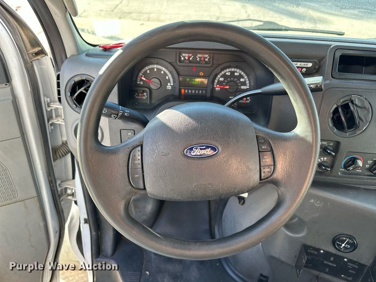 image for item NQ9461 2017 Ford E450  shuttle bus