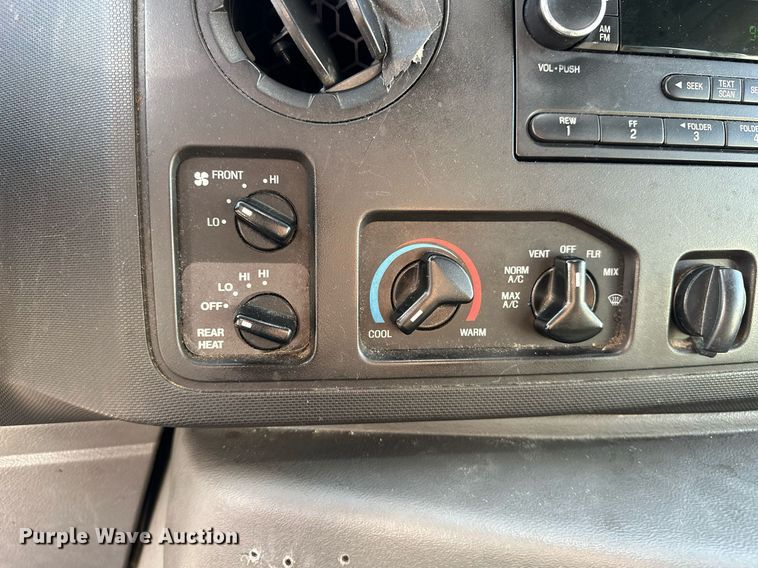 image for item NQ9461 2017 Ford E450  shuttle bus