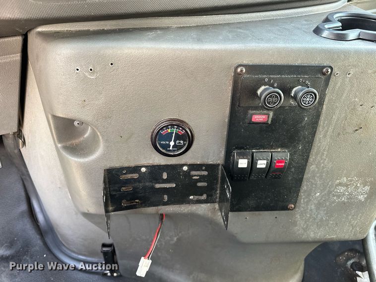 image for item NQ9461 2017 Ford E450  shuttle bus