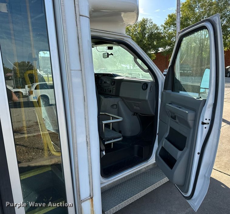 image for item NQ9461 2017 Ford E450  shuttle bus