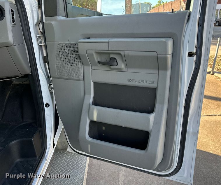 image for item NQ9461 2017 Ford E450  shuttle bus