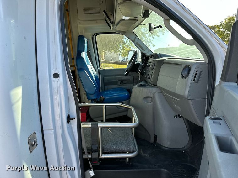 image for item NQ9461 2017 Ford E450  shuttle bus