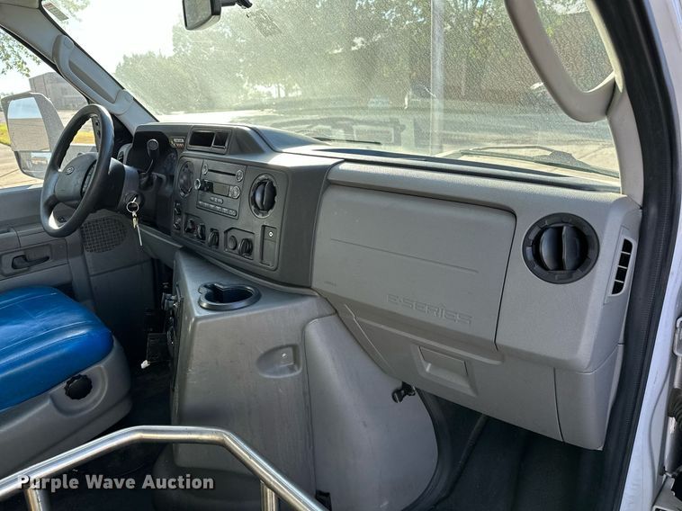 image for item NQ9461 2017 Ford E450  shuttle bus