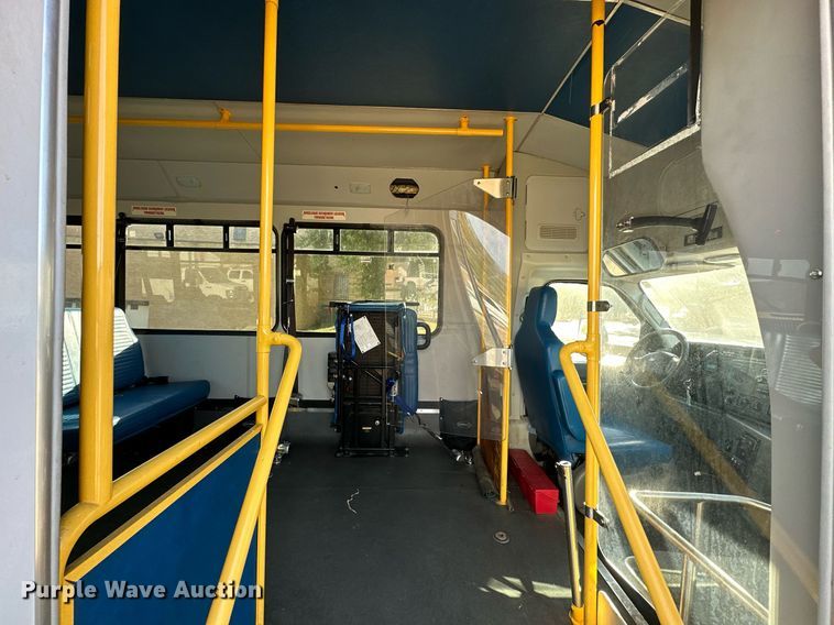 image for item NQ9461 2017 Ford E450  shuttle bus