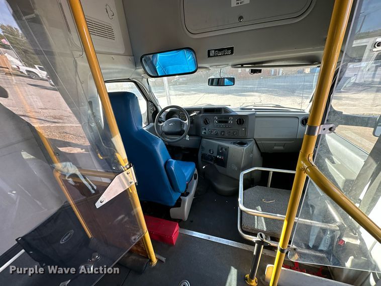 image for item NQ9461 2017 Ford E450  shuttle bus