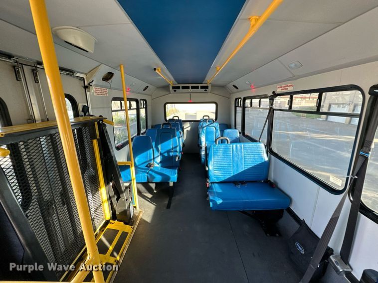 image for item NQ9461 2017 Ford E450  shuttle bus