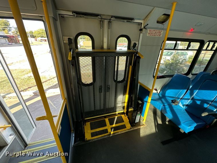 image for item NQ9461 2017 Ford E450  shuttle bus