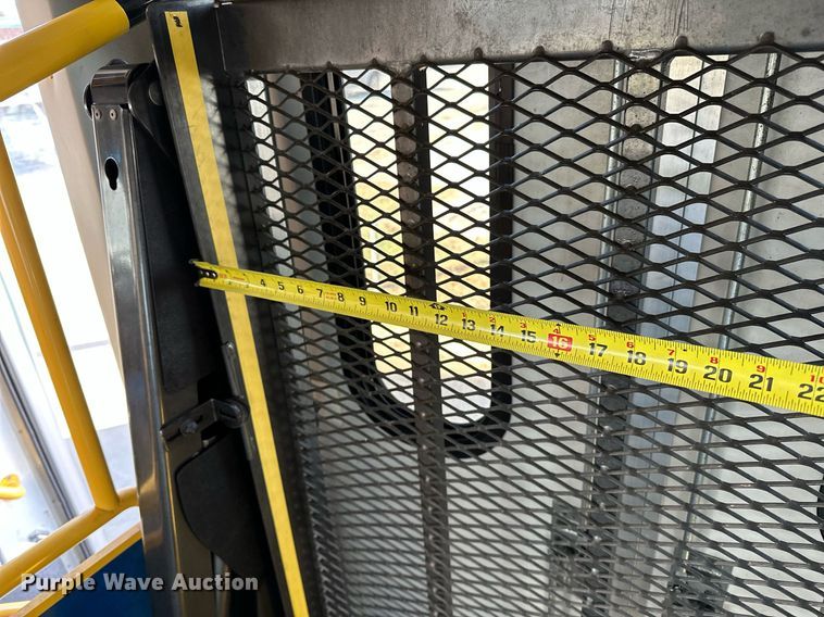 image for item NQ9461 2017 Ford E450  shuttle bus