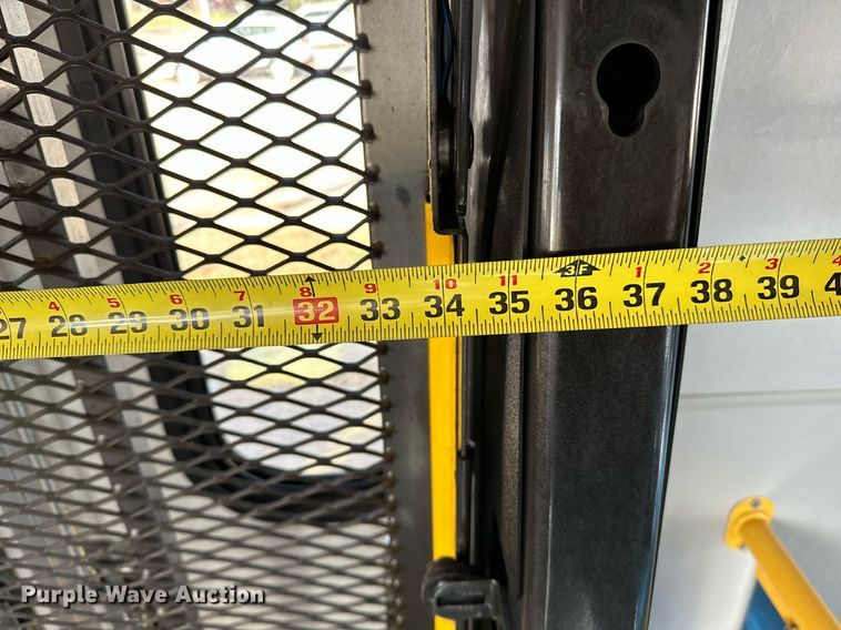 image for item NQ9461 2017 Ford E450  shuttle bus