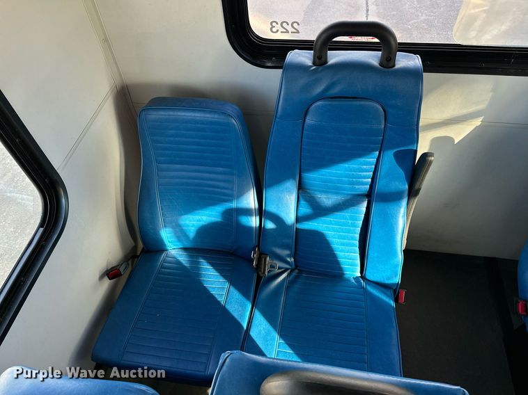 image for item NQ9461 2017 Ford E450  shuttle bus