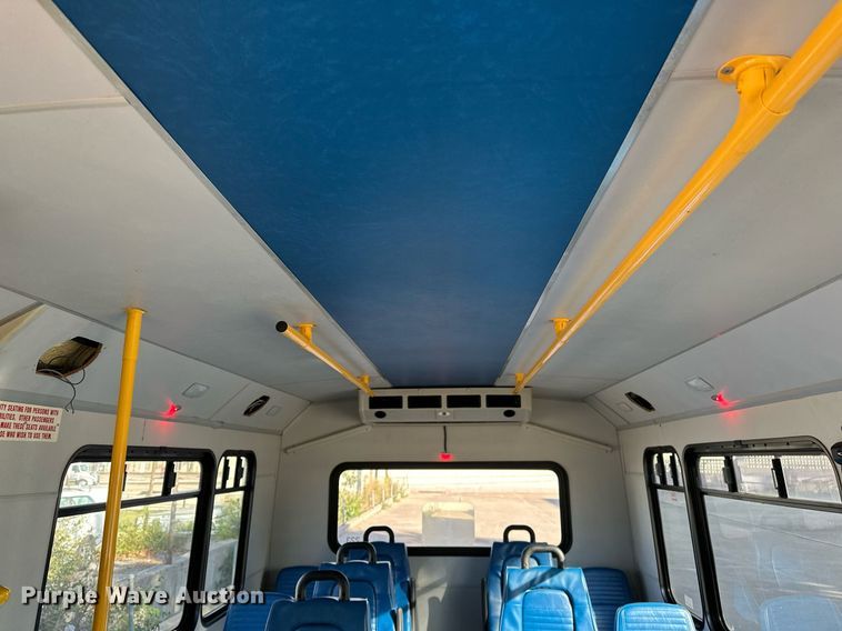 image for item NQ9461 2017 Ford E450  shuttle bus