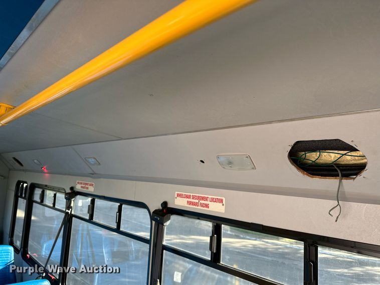 image for item NQ9461 2017 Ford E450  shuttle bus