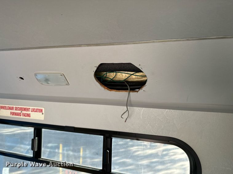 image for item NQ9461 2017 Ford E450  shuttle bus