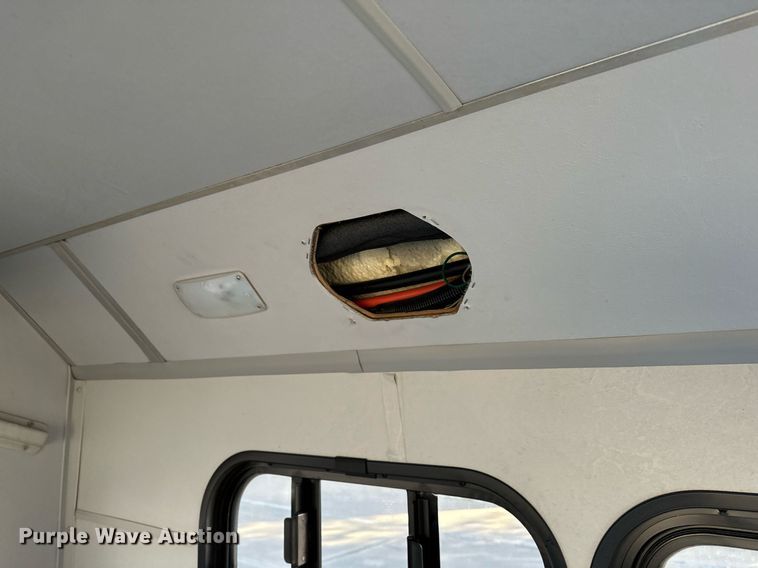 image for item NQ9461 2017 Ford E450  shuttle bus