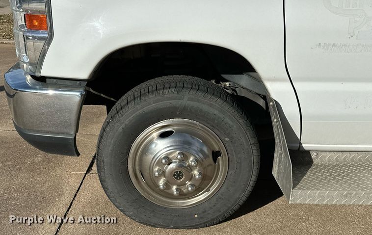 image for item NQ9461 2017 Ford E450  shuttle bus