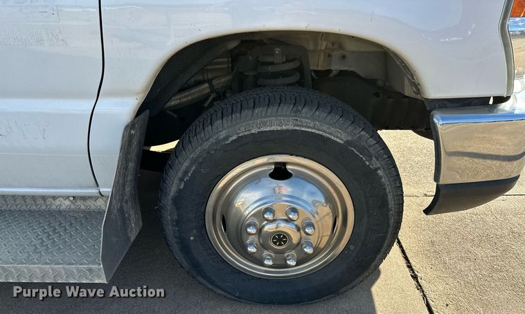 image for item NQ9461 2017 Ford E450  shuttle bus