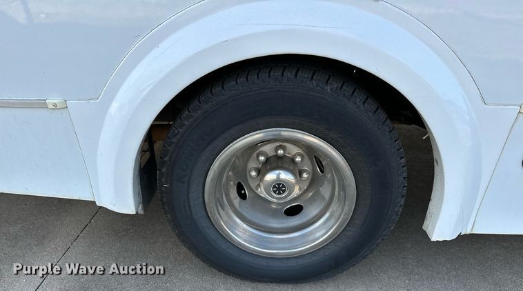 image for item NQ9461 2017 Ford E450  shuttle bus