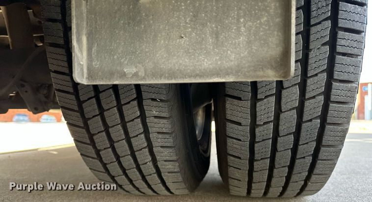 image for item NQ9461 2017 Ford E450  shuttle bus