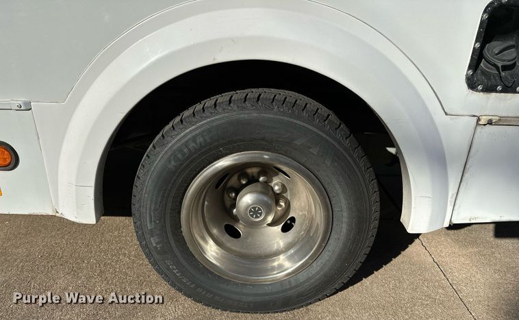 image for item NQ9461 2017 Ford E450  shuttle bus