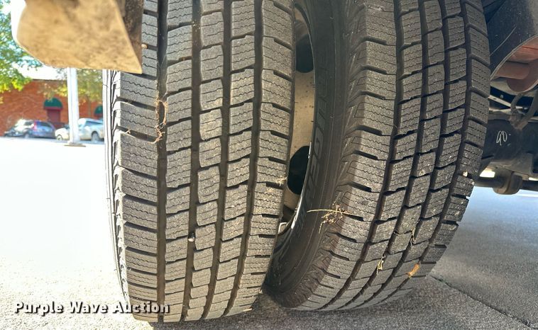 image for item NQ9461 2017 Ford E450  shuttle bus