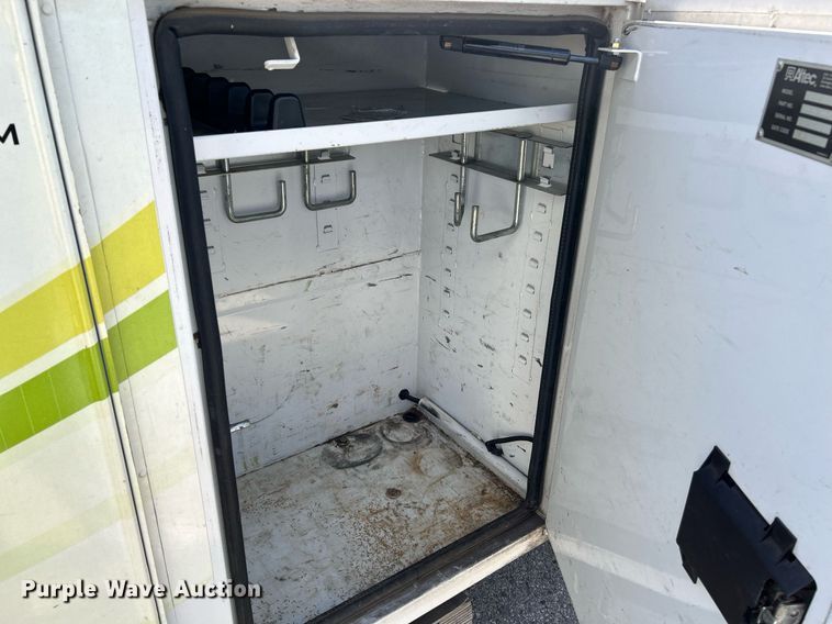 image for item NQ9971 2012 Ford F550 Super Duty XL  bucket truck