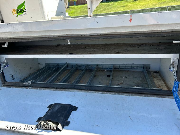 image for item NQ9971 2012 Ford F550 Super Duty XL  bucket truck