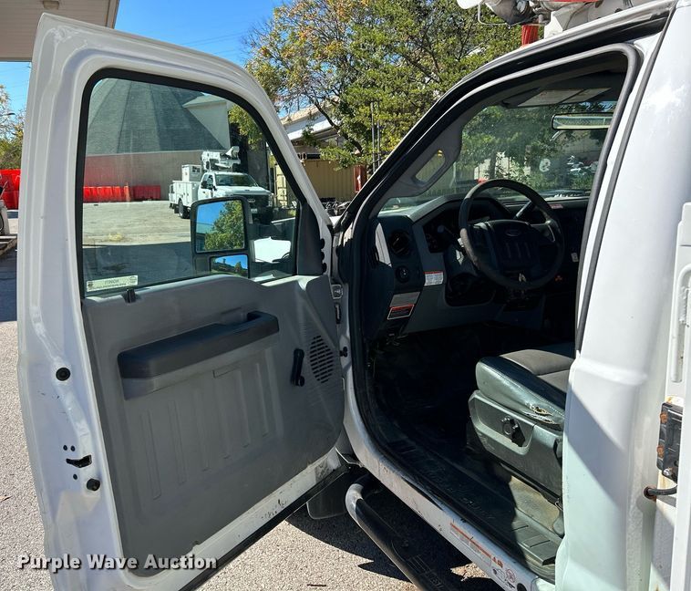 image for item NQ9971 2012 Ford F550 Super Duty XL  bucket truck