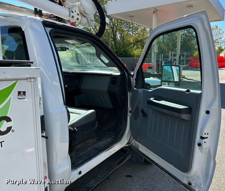image for item NQ9971 2012 Ford F550 Super Duty XL  bucket truck