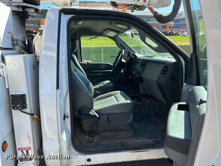image for item NQ9971 2012 Ford F550 Super Duty XL  bucket truck