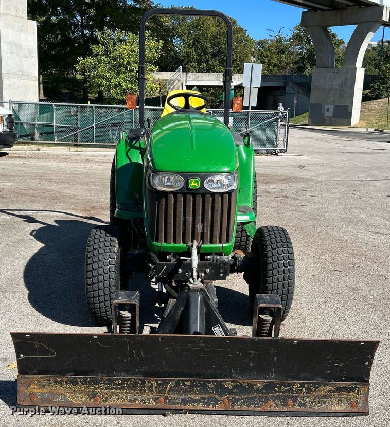 image for item NQ9972 2008 John Deere 3320  tractor