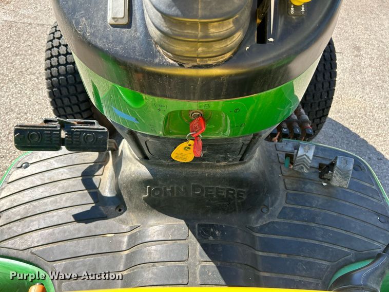 image for item NQ9972 2008 John Deere 3320  tractor