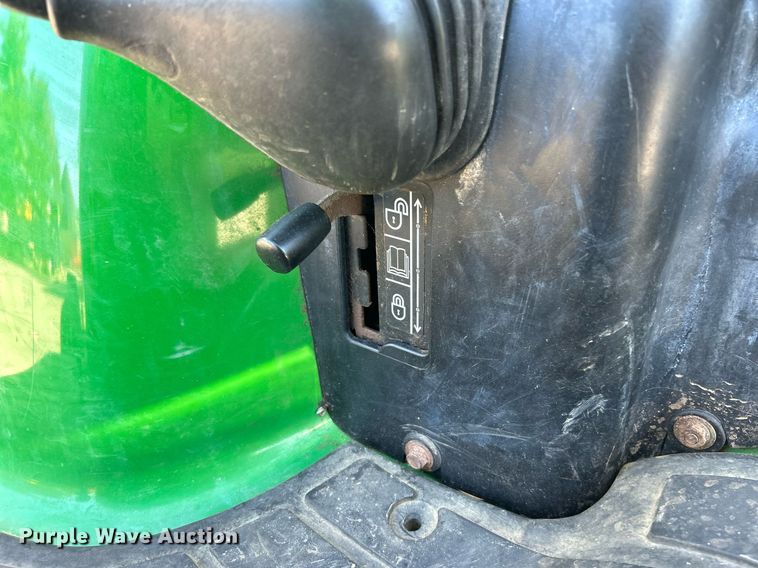 image for item NQ9972 2008 John Deere 3320  tractor