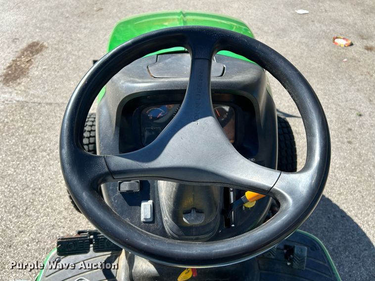 image for item NQ9972 2008 John Deere 3320  tractor