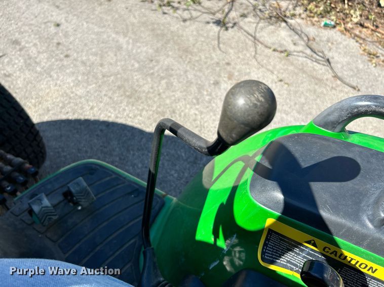 image for item NQ9972 2008 John Deere 3320  tractor