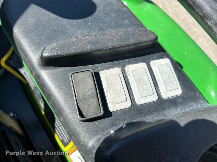 image for item NQ9972 2008 John Deere 3320  tractor