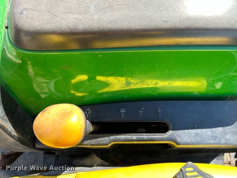 image for item NQ9972 2008 John Deere 3320  tractor