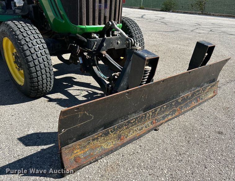 image for item NQ9972 2008 John Deere 3320  tractor