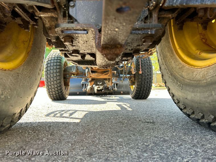 image for item NQ9972 2008 John Deere 3320  tractor