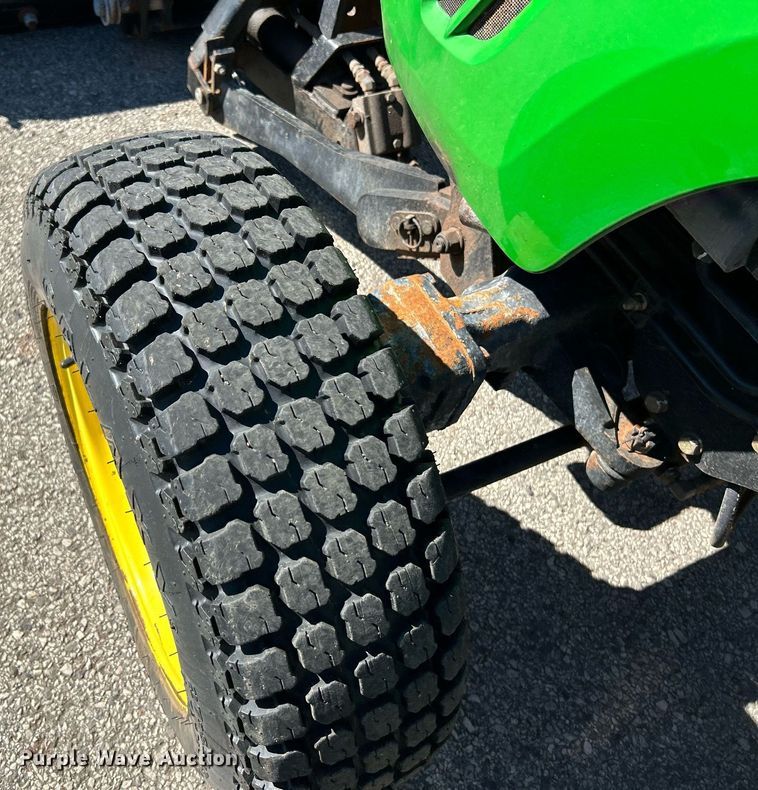 image for item NQ9972 2008 John Deere 3320  tractor